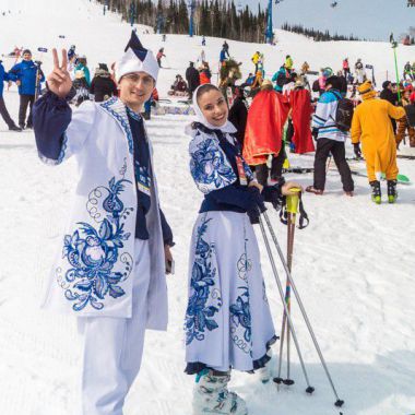 Спуск в карнавальных костюмах